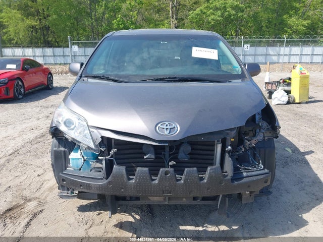 44831961 :رقم المزاد ، 5TDYK3DC3FS638042 vin ، 2015 Toyota Sienna Xle 8 Passenger مزاد بيع