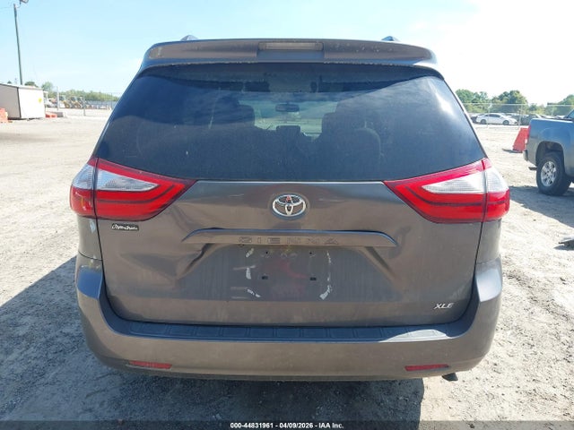 44831961 :رقم المزاد ، 5TDYK3DC3FS638042 vin ، 2015 Toyota Sienna Xle 8 Passenger مزاد بيع