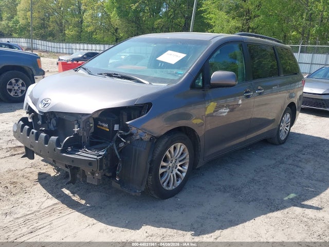 44831961 :رقم المزاد ، 5TDYK3DC3FS638042 vin ، 2015 Toyota Sienna Xle 8 Passenger مزاد بيع