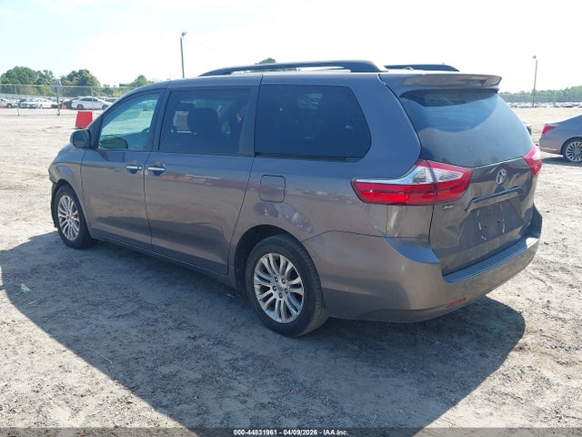 44831961 :رقم المزاد ، 5TDYK3DC3FS638042 vin ، 2015 Toyota Sienna Xle 8 Passenger مزاد بيع
