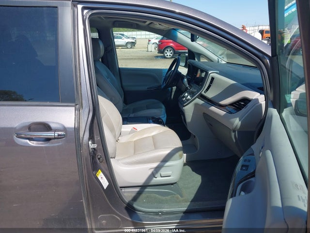 44831961 :رقم المزاد ، 5TDYK3DC3FS638042 vin ، 2015 Toyota Sienna Xle 8 Passenger مزاد بيع