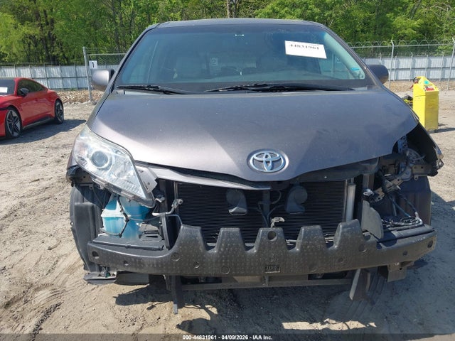 44831961 :رقم المزاد ، 5TDYK3DC3FS638042 vin ، 2015 Toyota Sienna Xle 8 Passenger مزاد بيع