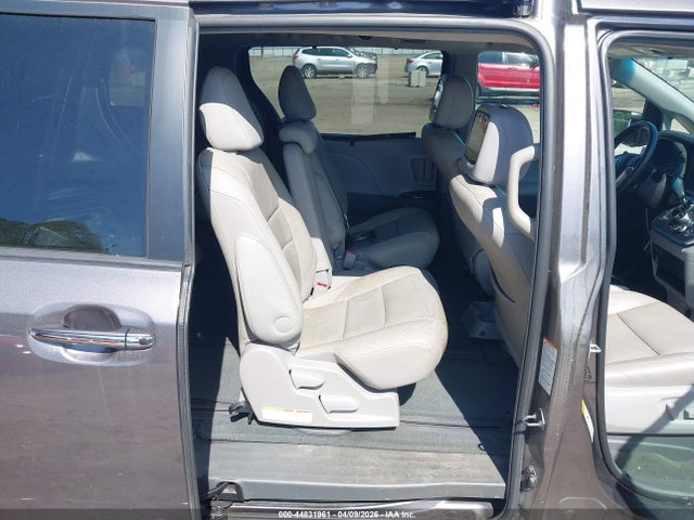 44831961 :رقم المزاد ، 5TDYK3DC3FS638042 vin ، 2015 Toyota Sienna Xle 8 Passenger مزاد بيع