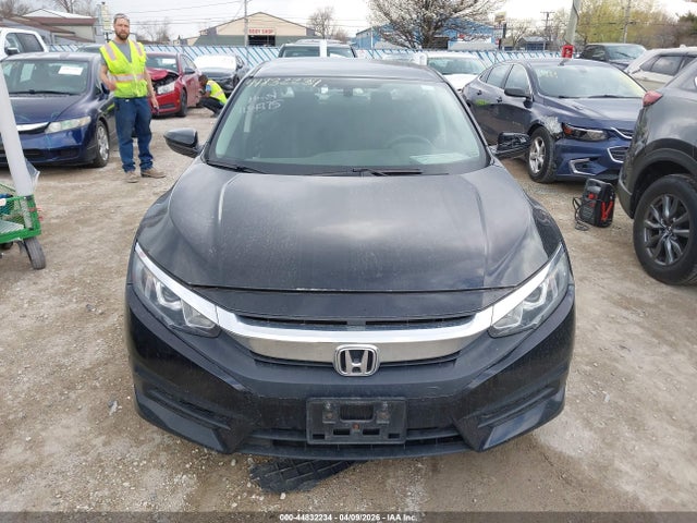 44832234 :رقم المزاد ، 19XFC2F57JE020660 vin ، 2018 Honda Civic Lx مزاد بيع