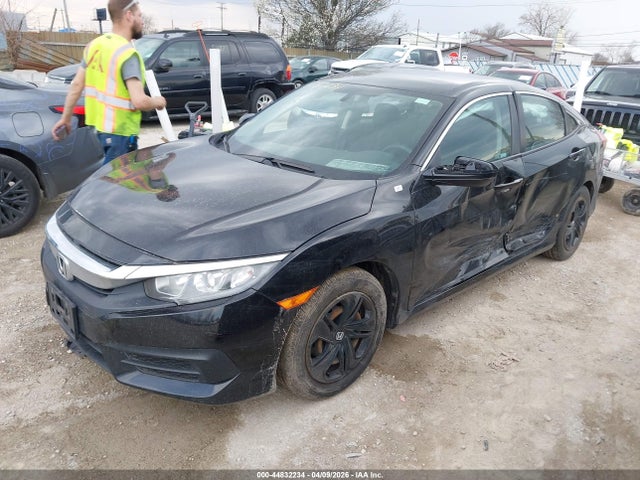 44832234 :رقم المزاد ، 19XFC2F57JE020660 vin ، 2018 Honda Civic Lx مزاد بيع