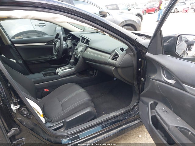 44832234 :رقم المزاد ، 19XFC2F57JE020660 vin ، 2018 Honda Civic Lx مزاد بيع