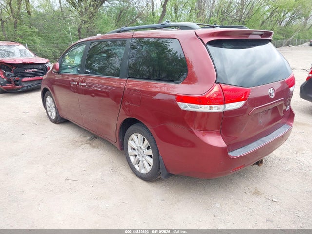 2012 TOYOTA SIENNA 5TDDK3DC9CS048258 Photo 2