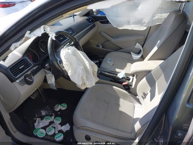 1VWDT7A32HC049363 Volkswagen Passat 1.8t R-line