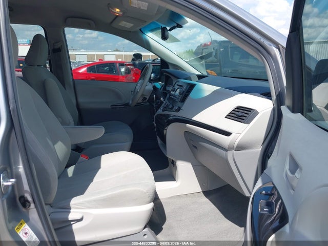 44833298 :رقم المزاد ، 5TDZK3DC9DS350558 vin ، 2013 Toyota Sienna L V6 7 Passenger مزاد بيع