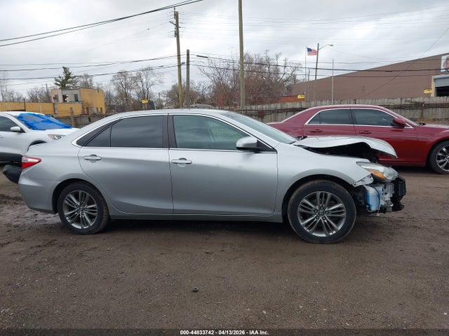 44833742 :رقم المزاد ، 4T1BF1FK7GU247973 vin ، 2016 Toyota Camry Se مزاد بيع
