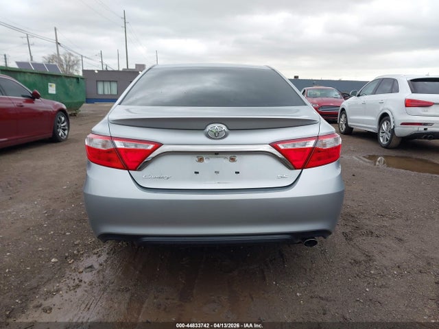 44833742 :رقم المزاد ، 4T1BF1FK7GU247973 vin ، 2016 Toyota Camry Se مزاد بيع