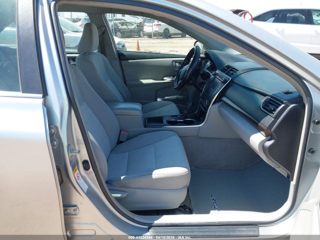 44834344 :رقم المزاد ، 4T1BF1FK7HU450573 vin ، 2017 Toyota Camry Le مزاد بيع