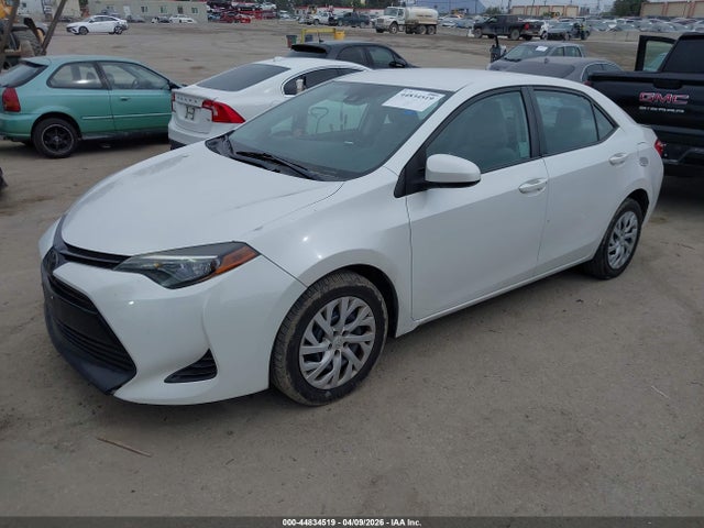 Toyota COROLLA LE 2018 5YFBURHE8JP762436 Image 2