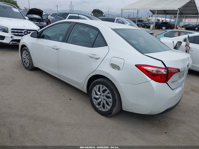 Toyota COROLLA LE 2018 5YFBURHE8JP762436 Image 3