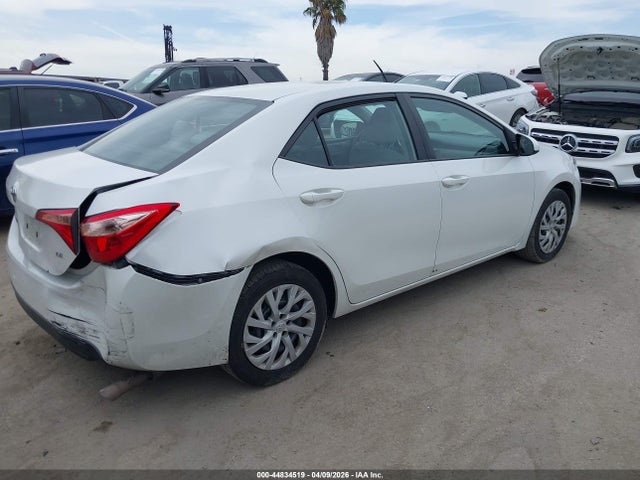 Toyota COROLLA LE 2018 5YFBURHE8JP762436 Image 4