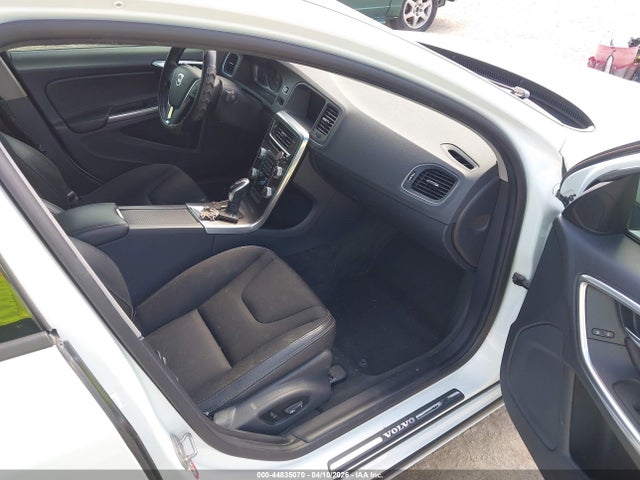 Aukcja sprzedaży 2016 Volvo S60 T5 Drive-e, vin: YV126MFJ8G2406311, numer aukcji: 44835070