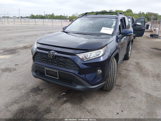 Toyota Rav4 Xle Premium 2019 JTMC1RFVXKD016901 Image 2