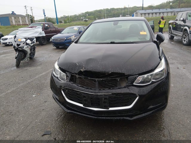 44835500 :رقم المزاد ، 1G1BC5SM6J7226851 vin ، 2018 Chevrolet Cruze Ls Auto مزاد بيع