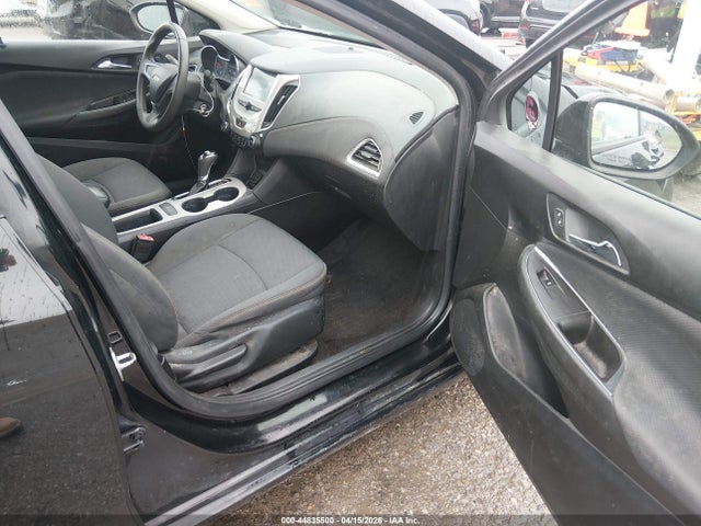 44835500 :رقم المزاد ، 1G1BC5SM6J7226851 vin ، 2018 Chevrolet Cruze Ls Auto مزاد بيع