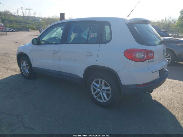 2011 VOLKSWAGEN TIGUAN WVGBV7AX8BW531635 Photo 2