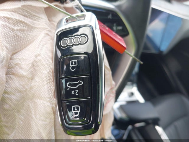 2022 Audi E-tron Premium Plus Quattro მანქანა იყიდება აუქციონზე, vin: WA1LAAGE7NB009110, აუქციონის ნომერი: 44836010