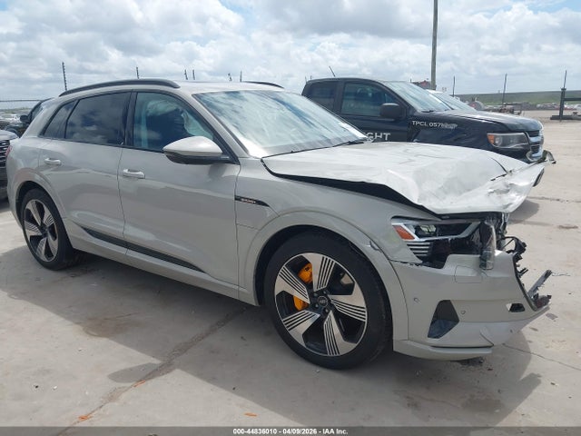 2022 Audi E-tron Premium Plus Quattro მანქანა იყიდება აუქციონზე, vin: WA1LAAGE7NB009110, აუქციონის ნომერი: 44836010