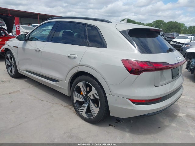 2022 Audi E-tron Premium Plus Quattro მანქანა იყიდება აუქციონზე, vin: WA1LAAGE7NB009110, აუქციონის ნომერი: 44836010