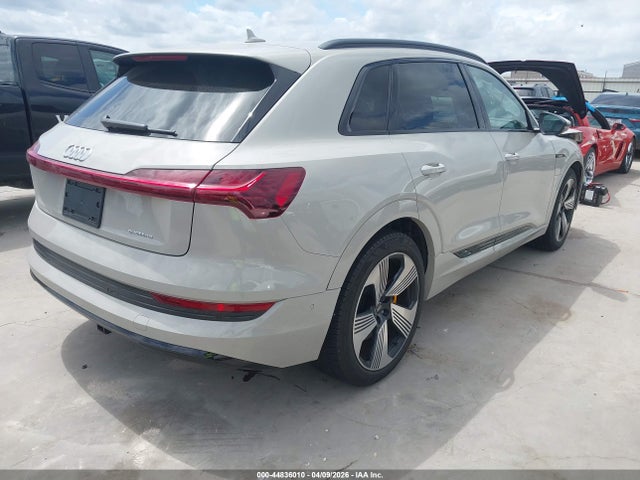 2022 Audi E-tron Premium Plus Quattro მანქანა იყიდება აუქციონზე, vin: WA1LAAGE7NB009110, აუქციონის ნომერი: 44836010