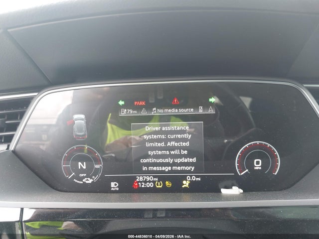 2022 Audi E-tron Premium Plus Quattro მანქანა იყიდება აუქციონზე, vin: WA1LAAGE7NB009110, აუქციონის ნომერი: 44836010
