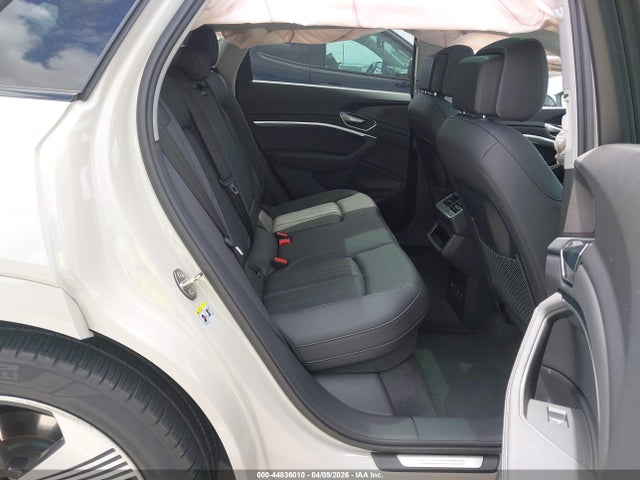 2022 Audi E-tron Premium Plus Quattro მანქანა იყიდება აუქციონზე, vin: WA1LAAGE7NB009110, აუქციონის ნომერი: 44836010