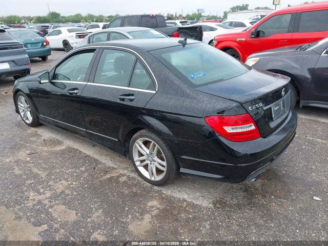 2013 MERCEDES-BENZ C 250 WDDGF4HB8DA777672 Photo 2