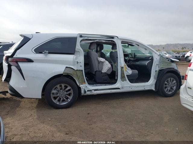 Toyota SIENNA LE 2025 5TDKRKEC6SS266832 Image 14