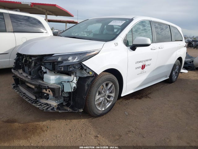Toyota SIENNA LE 2025 5TDKRKEC6SS266832 Image 2