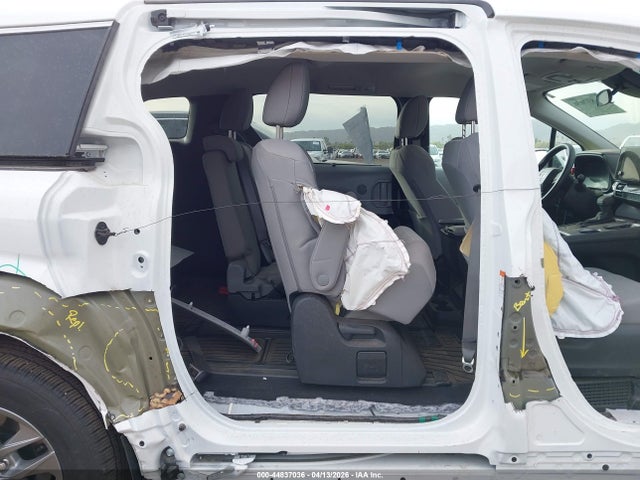 Toyota SIENNA LE 2025 5TDKRKEC6SS266832 Image 8