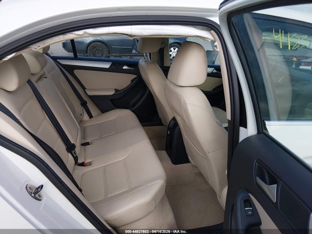 3VW637AJ4EM265121 Volkswagen Jetta Hybrid Se