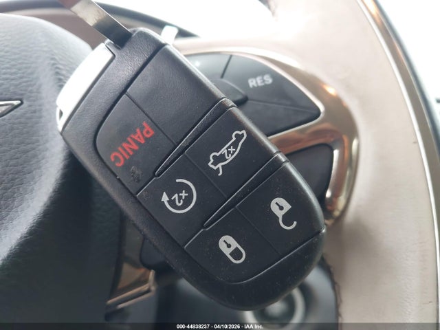44838237 :رقم المزاد ، 1C3CCCEG9FN512836 vin ، 2015 Chrysler 200 C مزاد بيع