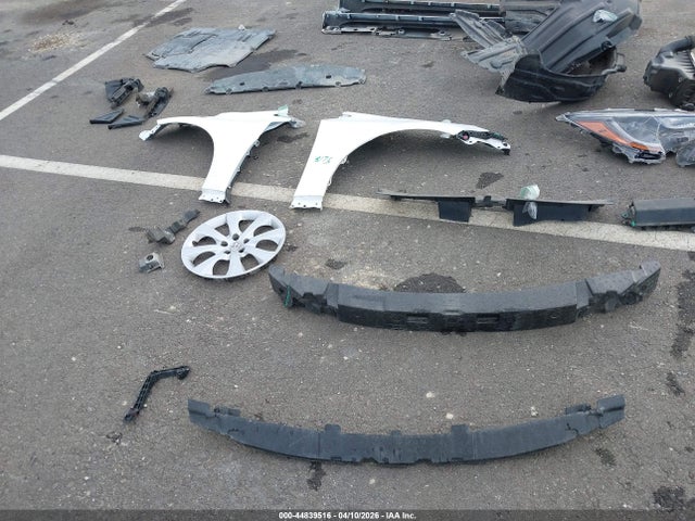 JTDEPMAE1MJ186506 Toyota COROLLA LE