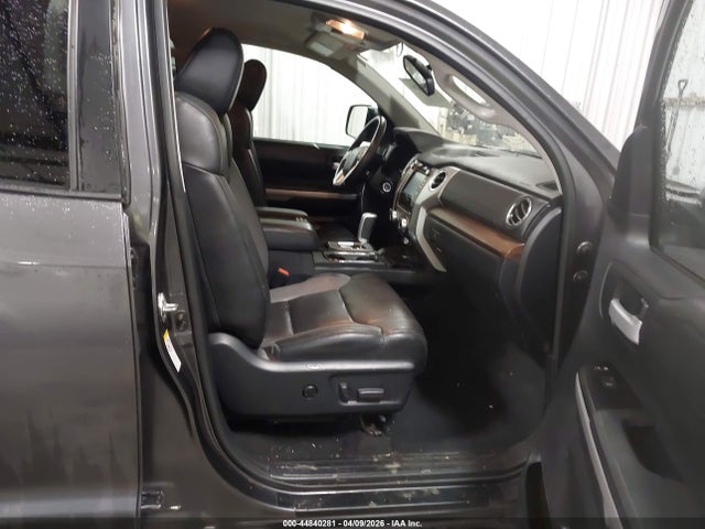 Продаж на аукціоні авто 2018 Toyota Tundra Limited 5.7l V8, vin: 5TFBW5F19JX695186, номер лоту: 44840281