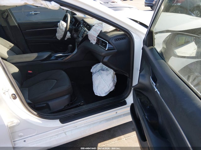 Продажа на аукционе авто 2018 Toyota Camry Le, vin: 4T1B11HK8JU108051, номер лота: 44841445