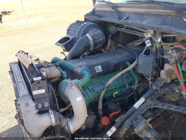 44841490 :رقم المزاد ، 4V4NC9EH1FN189810 vin ، 2015 Volvo Vn Vnl مزاد بيع