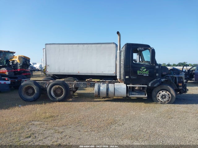 44841490 :رقم المزاد ، 4V4NC9EH1FN189810 vin ، 2015 Volvo Vn Vnl مزاد بيع
