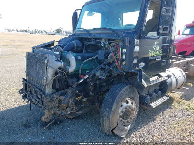 44841490 :رقم المزاد ، 4V4NC9EH1FN189810 vin ، 2015 Volvo Vn Vnl مزاد بيع