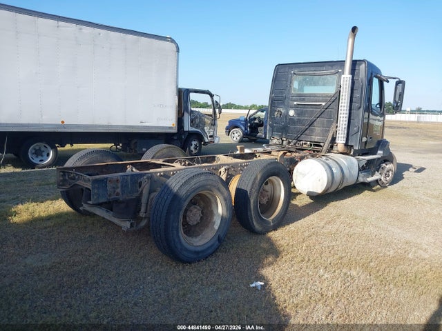 44841490 :رقم المزاد ، 4V4NC9EH1FN189810 vin ، 2015 Volvo Vn Vnl مزاد بيع