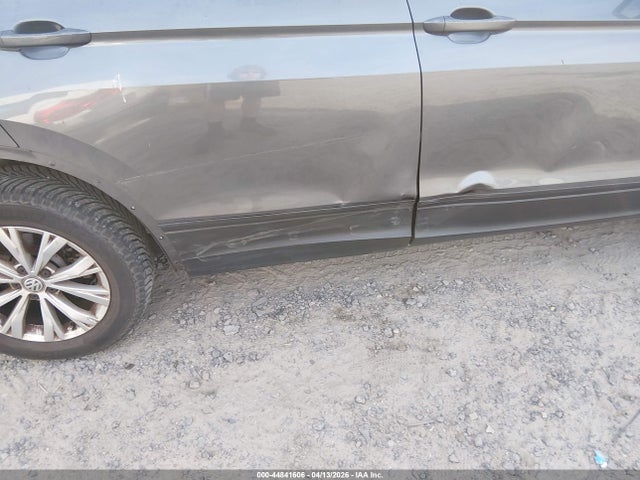44841606 :رقم المزاد ، 3VV1B7AX1JM060680 vin ، 2018 Volkswagen Tiguan 2.0t S مزاد بيع