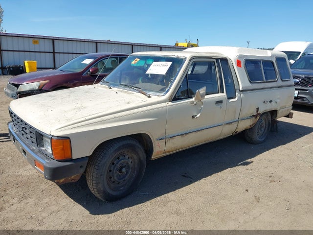 44842000 :رقم المزاد ، JT4RN56D4E5004398 vin ، 1984 Toyota Pickup Xtracab Rn56 Dlx مزاد بيع