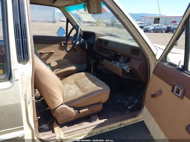 44842000 :رقم المزاد ، JT4RN56D4E5004398 vin ، 1984 Toyota Pickup Xtracab Rn56 Dlx مزاد بيع