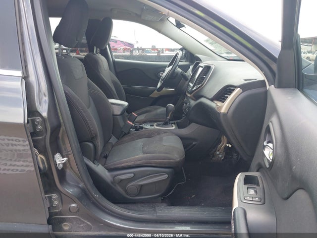 44842098 :رقم المزاد ، 1C4PJLCB7HW586909 vin ، 2017 Jeep Cherokee Latitude Fwd مزاد بيع