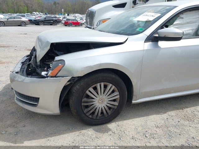 2015 Volkswagen Passat 1.8t S მანქანა იყიდება აუქციონზე, vin: 1VWAT7A32FC018064, აუქციონის ნომერი: 44842281
