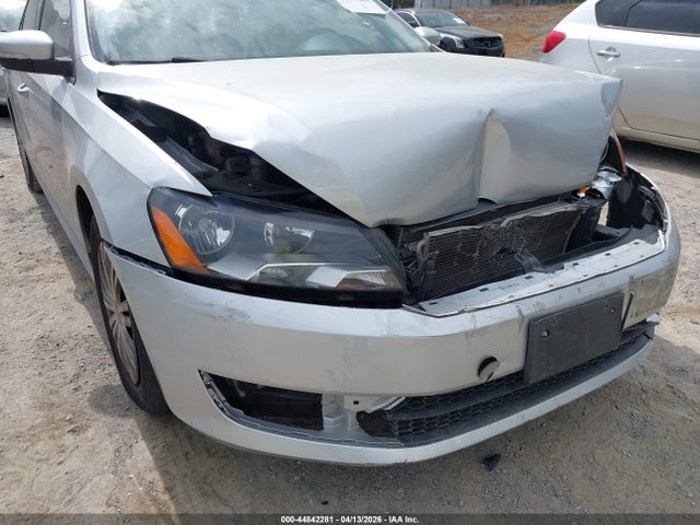 2015 Volkswagen Passat 1.8t S მანქანა იყიდება აუქციონზე, vin: 1VWAT7A32FC018064, აუქციონის ნომერი: 44842281