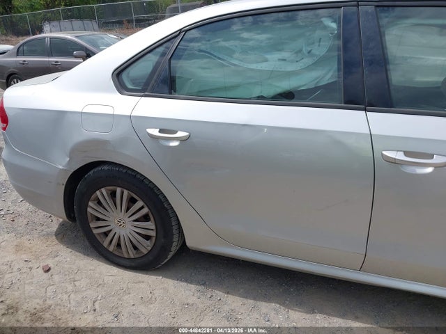 2015 Volkswagen Passat 1.8t S მანქანა იყიდება აუქციონზე, vin: 1VWAT7A32FC018064, აუქციონის ნომერი: 44842281